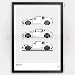 Puede incluir: Impresión enmarcada en negro con tres ilustraciones de coches Subaru BRZ blancos, que muestran la evolución del modelo. La impresión incluye el texto "Subaru BRZ Evolution" y los años del modelo. Un diseño minimalista para los entusiastas de los coches.