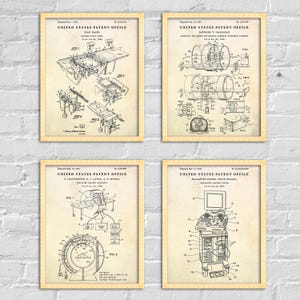Könnte beinhalten: Vier Vintage-Zeichnungen des United States Patent Office für medizinische Geräte. Die Zeichnungen sind in Schwarzweiß gehalten und zeigen verschiedene Arten von medizinischen Geräten, darunter einen Tisch, eine Maschine mit einem großen Zylinder und eine Maschine mit einem Bildschirm. Die Zeichnungen sind in einem hellbraunen Rahmen.