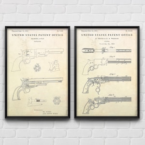 Peut inclure: Une illustration vintage en noir et blanc de deux documents du Bureau des brevets des États-Unis. Le document de gauche est pour un revolver breveté par Samuel Colt le 10 septembre 1850. Le document de droite est pour un pistolet breveté par H. Smith & D. B. Wesson le 14 février 1854.