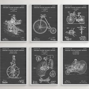 Può includere: Un set di sei disegni di brevetti di biciclette vintage. Ogni disegno è in bianco e nero e presenta un tipo diverso di bicicletta. I disegni sono incorniciati in cornici bianche e sono esposti su una parete bianca.