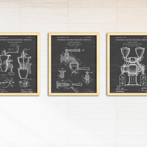 Könnte beinhalten: Drei Vintage-Patentzeichnungen in Schwarzweiß für Kaffeemühlen. Die Zeichnungen sind in Holz gerahmt und haben einen weißen Hintergrund. Der Text auf den Zeichnungen lautet "United States Patent Office".