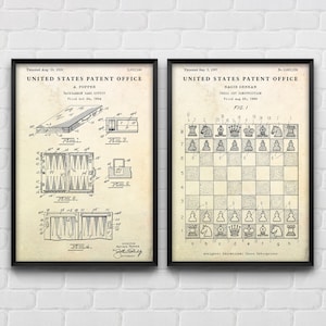 Op de afbeelding: Twee vintage patenttekeningen, een voor een backgammon-spelset en een voor een schaakspelconstructie. De backgammon-patenttekening toont een opvouwbaar speelbord met een scharnierdeksel en een kleine draagtas. De schaakpatenttekening toont een schaakbord met de stukken in hun beginposities. Beide tekeningen zijn in zwart-wit en hebben een vintage esthetiek.