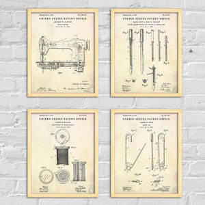 Può includere: Quattro stampe in stile vintage di brevetti relativi alla cucitura. Le stampe sono in bianco e nero e presentano illustrazioni di una macchina da cucire, un ago, un rocchetto di filo e una spilla da balia. Ogni stampa include il numero di brevetto, la data e il nome dell'inventore.
