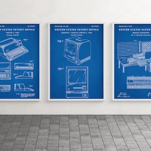 Könnte beinhalten: Drei blaue und weiße Patentzeichnungen für einen Computer, einen Computermonitor und eine Maschine. Die Zeichnungen tragen den Titel "United States Patent Office" und enthalten die Namen der Erfinder und die Patentnummern.