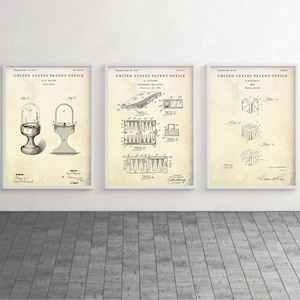 Op de afbeelding: Drie vintage patenttekeningen voor spellen. De eerste toont een ontwerp voor een muntgespeeld spel, de tweede toont een ontwerp voor een backgammonbord en de derde toont een ontwerp voor een dobbelspel.