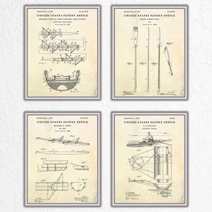 Op de afbeelding: Set van vier vintage patenttekeningen voor roeiapparatuur. De tekeningen tonen verschillende ontwerpen voor riemen, roeiboten en roeitechnieken. De tekeningen zijn in zwart-wit en hebben een vintage esthetiek.