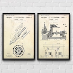 Può includere: Due stampe di brevetti incorniciate con disegni tecnici dettagliati di invenzioni di Thomas A. Edison. Le stampe sono in cornici nere e mostrano diagrammi di una dinamo e di un generatore elettrico, con testo dell'Ufficio Brevetti degli Stati Uniti.
