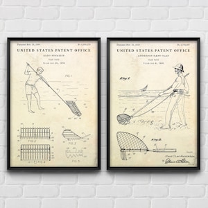 Op de afbeelding: Twee zwart-witte patenttekeningen voor schelpdierharkjes. De eerste patenttekening toont een schelpdierharkje met een lange steel en een net aan het einde. De tweede patenttekening toont een schelpdierharkje met een kortere steel en een net aan het einde. Beide tekeningen bevatten tekst die het patent en de uitvinder beschrijft.