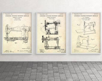 Könnte beinhalten: Drei Vintage-Nähmaschinen-Patentzeichnungen in Schwarzweiß. Die Zeichnungen zeigen die verschiedenen Teile der Nähmaschine und der Text "United States Patent Office" befindet sich oben auf jeder Zeichnung.