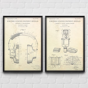 Puede incluir: Dos dibujos vintage de la Oficina de Patentes de los Estados Unidos. El primer dibujo muestra una ilustración en blanco y negro de un conjunto de auriculares. El segundo dibujo muestra una ilustración en blanco y negro de un micrófono. Ambos dibujos incluyen texto y figuras.