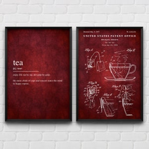 Puede incluir: Una ilustración de estilo vintage de una patente de bolsita de té. La patente es para una bolsita de té con una etiqueta. La ilustración está sobre un fondo rojo con texto blanco. El texto dice "United States Patent Office" y "The Tag Tag".