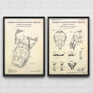 Pode incluir: Dois desenhos de patentes vintage, um para uma bomba atómica e outro para uma máscara de gás. O desenho da bomba atómica é etiquetado como "J. Robert Oppenheimer" e o desenho da máscara de gás é etiquetado como "Joseph F. Battley".