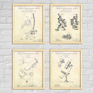 Può includere: Quattro disegni di brevetto di microscopio vintage in bianco e nero. I disegni mostrano diversi progetti di microscopi. I disegni sono su uno sfondo crema con testo nero. Il testo include il numero di brevetto, il nome dell'inventore e la data di deposito del brevetto.