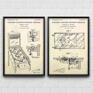 Może przedstawiać: Dwa czarno-białe rysunki patentów dla automatów do gry w pinball. Pierwszy patent jest dla gry w pinball autorstwa Jerry'ego C. Kosi, złożony 27 sierpnia 1947 roku. Drugi patent jest dla oscylującego reproduktora piłek autorstwa Donalda E. Hookera, złożony 3 września 1948 roku.