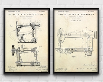 Könnte beinhalten: Zwei Vintage-Patentzeichnungen in Schwarzweiß für Nähmaschinen. Das erste Patent ist für die Nähmaschine von Robert Whitehill, patentiert am 22. September 1885. Das zweite Patent ist für die Nähmaschine von Andrew B. Clayton, patentiert am 5. Februar 1946.