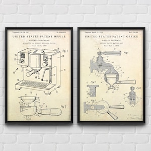 Op de afbeelding: Twee ingelijste vintage patentprints van koffiemachines. De linkerprint toont een espressomachine-diagram van Michael Borgmann, gepatenteerd in 1967. De rechterprint toont een espressokoffiemachine-diagram van Angelo Torriani, gepatenteerd in 1930.