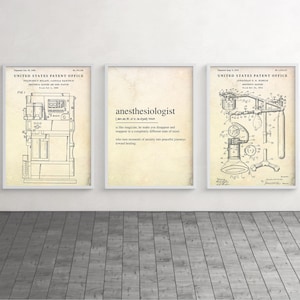 Puede incluir: Tres impresiones de estilo vintage, cada una con un diseño diferente. La impresión de la izquierda presenta una ilustración en blanco y negro de un dispositivo médico. La impresión del medio presenta una definición de la palabra "anestesiólogo". La impresión de la derecha presenta una ilustración en blanco y negro de un dispositivo médico. Las impresiones están enmarcadas en blanco.
