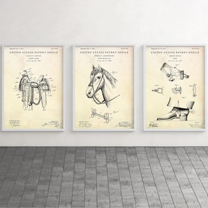 Puede incluir: Tres dibujos de patentes vintage para una silla de montar, una boquilla de caballo y un espolón. Los dibujos son en blanco y negro y presentan ilustraciones detalladas de las invenciones. El texto en los dibujos incluye los números de patente, las fechas y los nombres de los inventores.