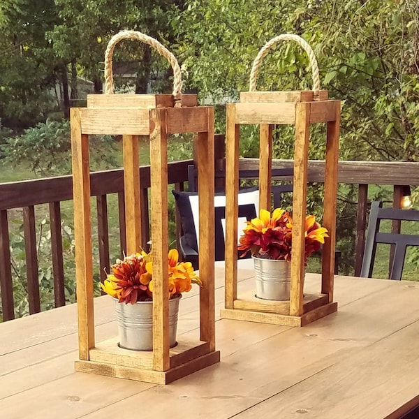 Plany dekoracji rustykalnej drewnianej latarni DIY (szablon do pobrania)