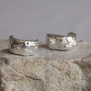 Geschmolzene Huggie Hoop Ohrringe | Chunky Hoops | Recyceltes Silber | Unregelmäßig | Minimalistisch