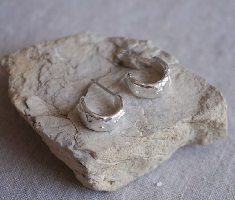 Geschmolzene Huggie Creolen Ohrringe Chunky Creolen Recycelte Silber Unregelmäßige Minimalistischen Bild 3