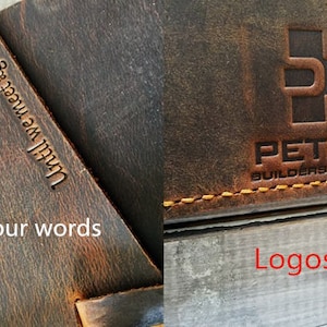 Peut inclure: Gros plan sur deux morceaux de cuir brun. Le morceau de gauche porte les mots "Until we meet again" grav&eacute;s dans le cuir. Le morceau de droite porte un logo pour Petra Builders Group, qui repr&eacute;sente une croix stylis&eacute;e avec le mot "PETRA" et les mots "BUILDERS GROUP" en dessous.