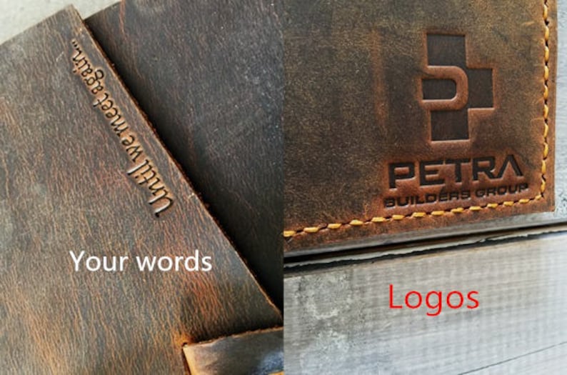 Peut inclure: Gros plan sur deux morceaux de cuir brun. Le morceau de gauche porte les mots "Until we meet again" grav&eacute;s dans le cuir. Le morceau de droite porte un logo pour Petra Builders Group, qui repr&eacute;sente une croix stylis&eacute;e avec le mot "PETRA" et les mots "BUILDERS GROUP" en dessous.