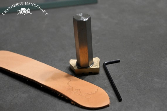 Tampon en laiton personnalisé pour le cuir : gaufrage à la presse en option avec une tige de marteau de 18 mm (0,7 po. de diamètre) - France Tampon en laiton personnalisé pour le cuir : gaufrage à la presse en option avec une tige de marteau de 18 mm (0,7 po. de diamètre) - France