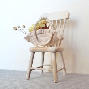 Miniatur Strohkorb für Puppen / Shabby Chic Weidenkorb 1:12 Maßstab / Puppenhaus Deko / Miniatur Handtasche