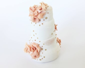 1: 12 Miniature wedding cake dollhouse / Miniature food dollhouse / Scale one inch Dollhouse miniature white wedding cake with roses