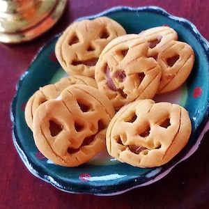 Miniature food Halloween Biscuits / 1:12 dollhouse Miniature Halloween / Miniature biscuits scale one inch / Halloween pumpkin biscuits