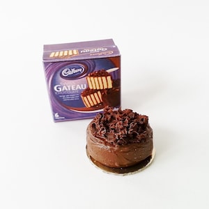 Miniatur Kuchen/Gebäck/Süßwaren 01:12 Skala Miniatur Cadbury in 1 12 skalieren Miniatur Puppenhaus Essen/Lebensmittel /