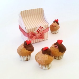 Miniature Valentine cupcakes scale 1:12 / Dollhouse miniature muffins / Scale one inch Valentine sweets / Miniature Valentine gift