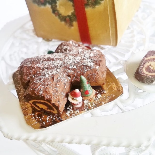Bûche de Noël en miniature / miniature Noel maison a poupee / Noel miniatures échelle 1:12 / Patisserie miniature Noel / Gateau en miniature