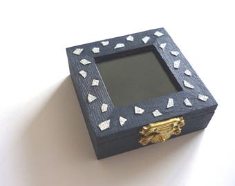 Houten sieraden doosje vierkant. Met glazen venster. Handgeschilderd in donkerblauw en zilver glitter mozaïek decoratie. Opbergen / Geschenk