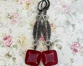 Rode art deco-oorbellen/vintage-geïnspireerde bronskleurige hangers met geometrische Tsjechische glaskralen