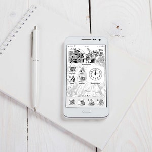 Puede incluir: Un teléfono inteligente blanco con una pantalla en blanco y negro que muestra un reloj y el texto "The White Rabbit". El teléfono está sobre una superficie de madera blanca junto a un cuaderno y un bolígrafo blancos.