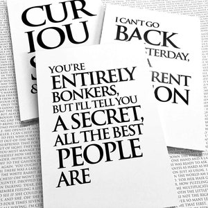Op de afbeelding: Drie zwart-witte afdrukbare kunstprints met inspirerende citaten. De eerste print zegt "Curious & You". De tweede print zegt "You're Entirely Bonkers, But I'll Tell You A Secret, All The Best People Are". De derde print zegt "I Can't Go Back Yesterday, Rent On".