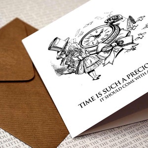 Alice in Wonderland - Tijd is zo'n kostbaar geschenk... Wenskaart, verjaardag, boekenliefhebbers, citaat van Wonderland, Alice, Mad Hatter, konijn