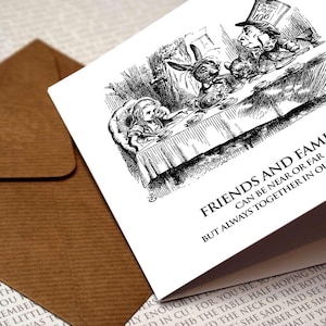 Alice im Wunderland - Freunde und Familie können nah oder fern sein ... Wunderland Zitat, Grußkarte, Geburtstagskarte, Alice, verrückte Hutmacher, Familie