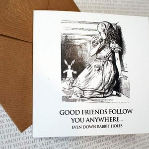 Alice au pays des merveilles - De bons amis vous suivent partout, carte de voeux, anniversaire, citation d'amis au pays des merveilles, Alice, chapelier fou, amoureux des livres