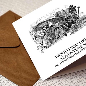 Peut inclure: Une illustration en noir et blanc d'Alice au pays des merveilles fuyant un groupe de cartes à jouer. Le texte dit "Voulez-vous une aventure maintenant ou préférez-vous prendre le thé en premier ?"