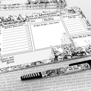 Op de afbeelding: Een zwart-witte planner met illustraties uit Alice in Wonderland. De planner bevat secties voor "Zes onmogelijke dingen voor het ontbijt", "Spullen en onzin notities", "Datum", "Dagen tot Kerstmis", "Ik ben te laat, ik ben te laat... Cadeau-ideeën", "De gekke kerstkaartlijst" en "Drink me, Eat me?"