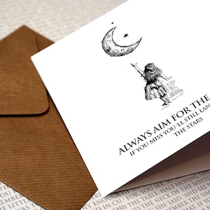 Alice nel Paese delle Meraviglie - Punta sempre alla Luna... - Biglietto di auguri, Compleanno, Amanti dei libri, Citazione del Paese delle Meraviglie, Alice, Bianconiglio, Cappellaio Matto