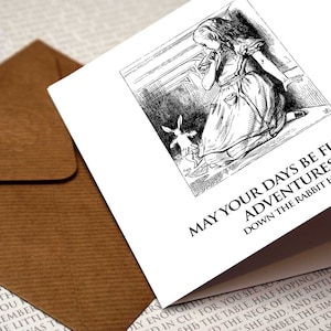 Alice nel Paese delle Meraviglie - Pieno di avventure... - Biglietto d'auguri, Compleanno, Amanti dei libri, Citazione del Paese delle Meraviglie, Alice, Cappellaio Matto, Biglietto del Paese delle Meraviglie