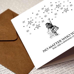 Alice nel Paese delle Meraviglie - Non importa chi sei... Biglietto d'auguri, Compleanno, Paese delle Meraviglie, Alice, Cappellaio Matto, Amanti dei Libri, Citazione Ispiratrice