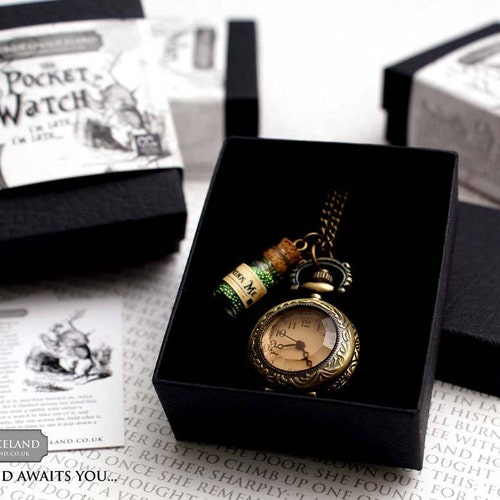 Alice au pays des merveilles - Montre de poche Le lapin blanc - Lapin blanc, Montre, Drink Me, Lewis Carroll, Steam Punk, Alice, Pendentif