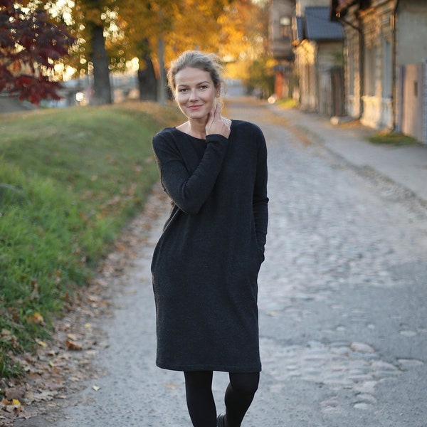 Robe oversize | Robe en laine écologique | Robe ample | Robe chaude | Robe femme | Robe noire | Robe confortable | Robe d'automne | Robe décontractée