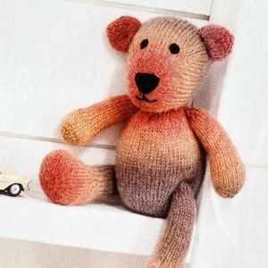 編みぐるみクマのパターン。ファームハウスの装飾に最適な、編みやすいクマの編み方。かわいいクマの子の編み物パターン。初心者向け。