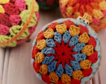 Patrón de adorno navideño de ganchillo con puntada de abuela. Decoración festiva y colorida. Tutorial de ganchillo súper fácil para diseños clásicos. Descarga instantánea.